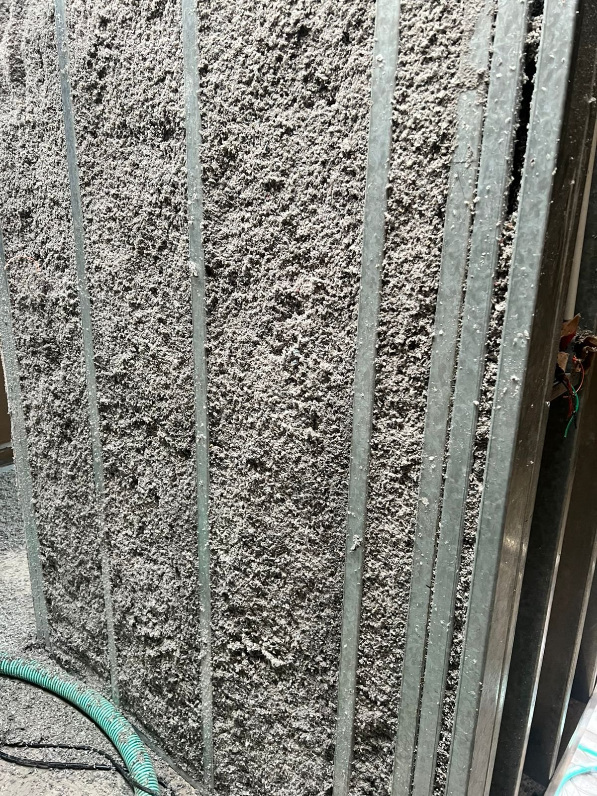 Detalle de celulosa proyectada con 10 centímetros de espesor