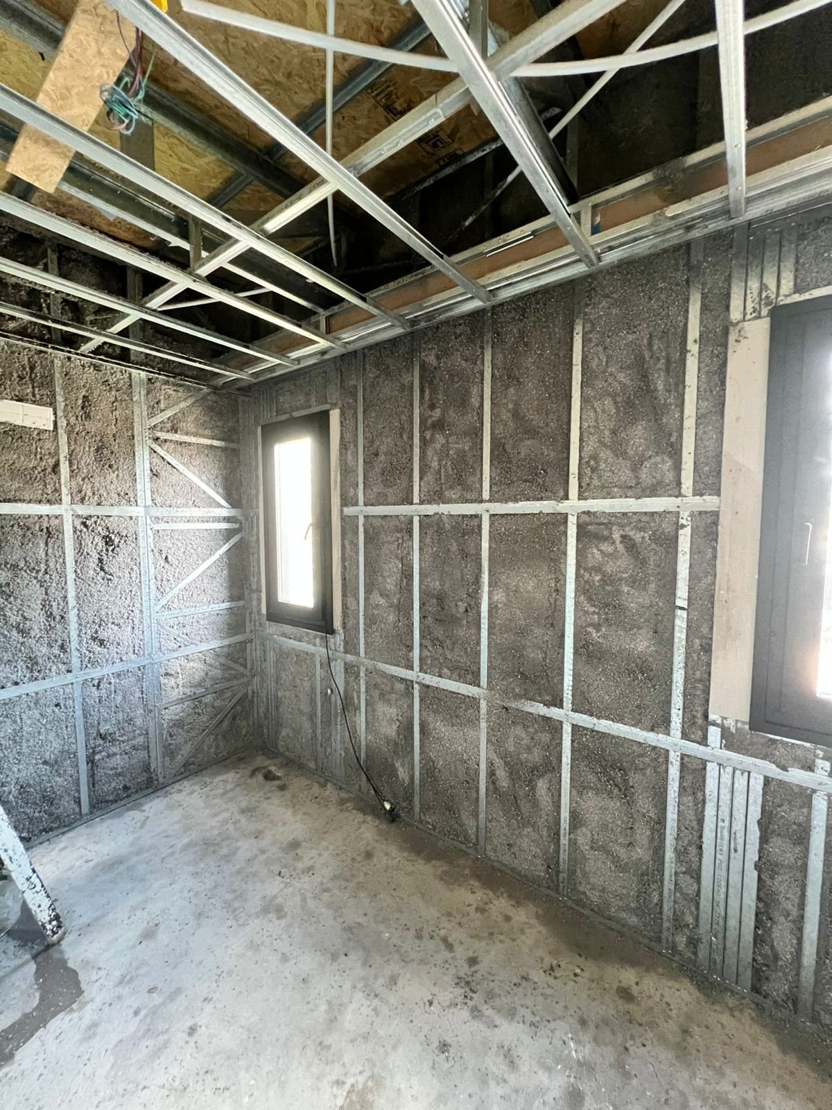 Ampliación de vivienda steel frame en City Bell con paredes aisladas con celulosa proyectada