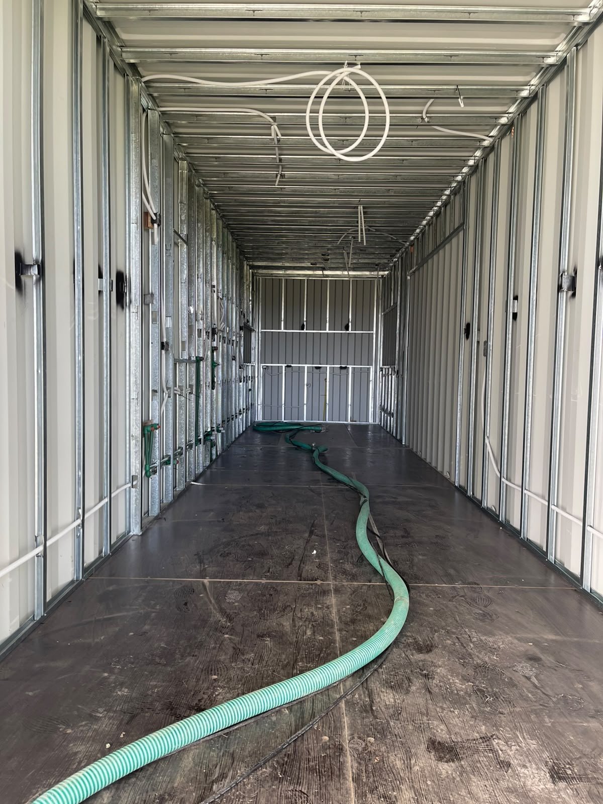 Interior del container antes de aplicar la celulosa