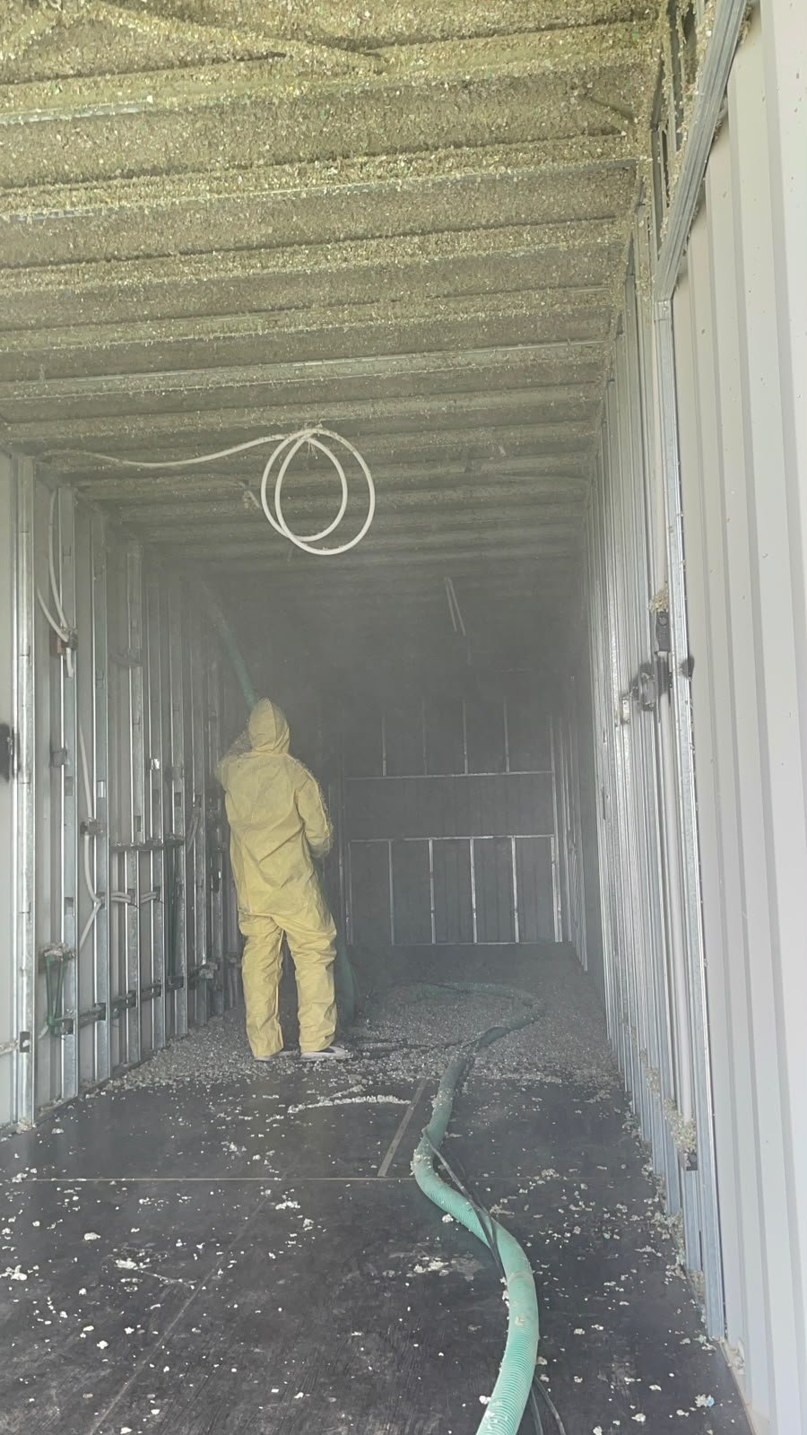 Aplicación de celulosa proyectada en el interior del container