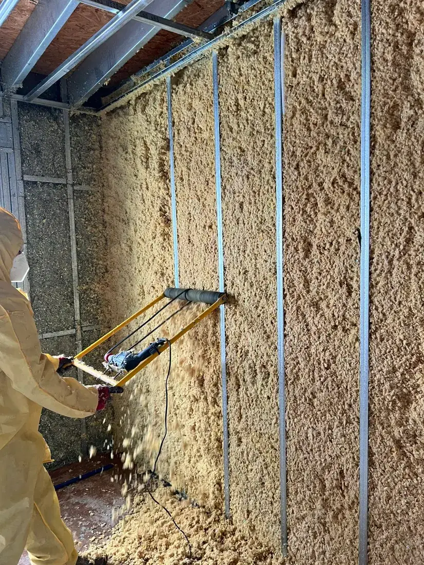 Fibra de vidrio proyectada sobre muro de estructura liviana