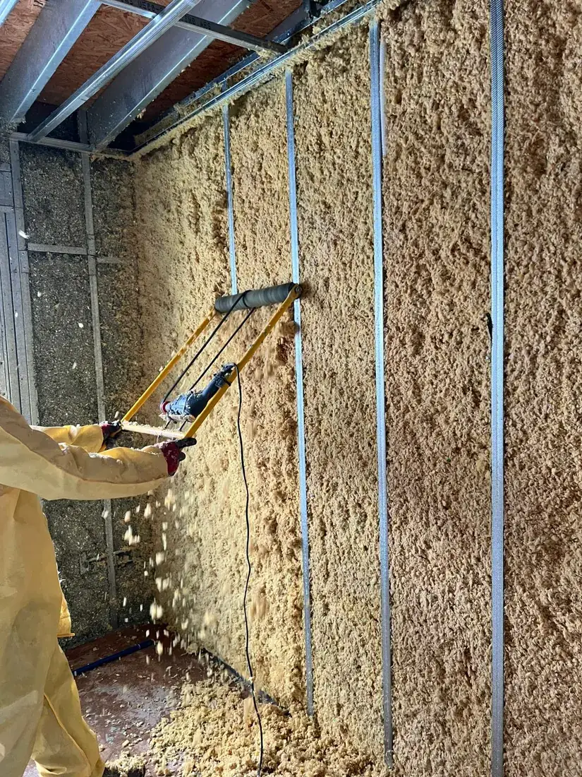 Detalle de fibra de vidrio proyectada entre perfiles metálicos