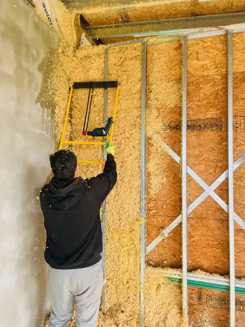 Aplicación de celulosa en cavidades de un muro