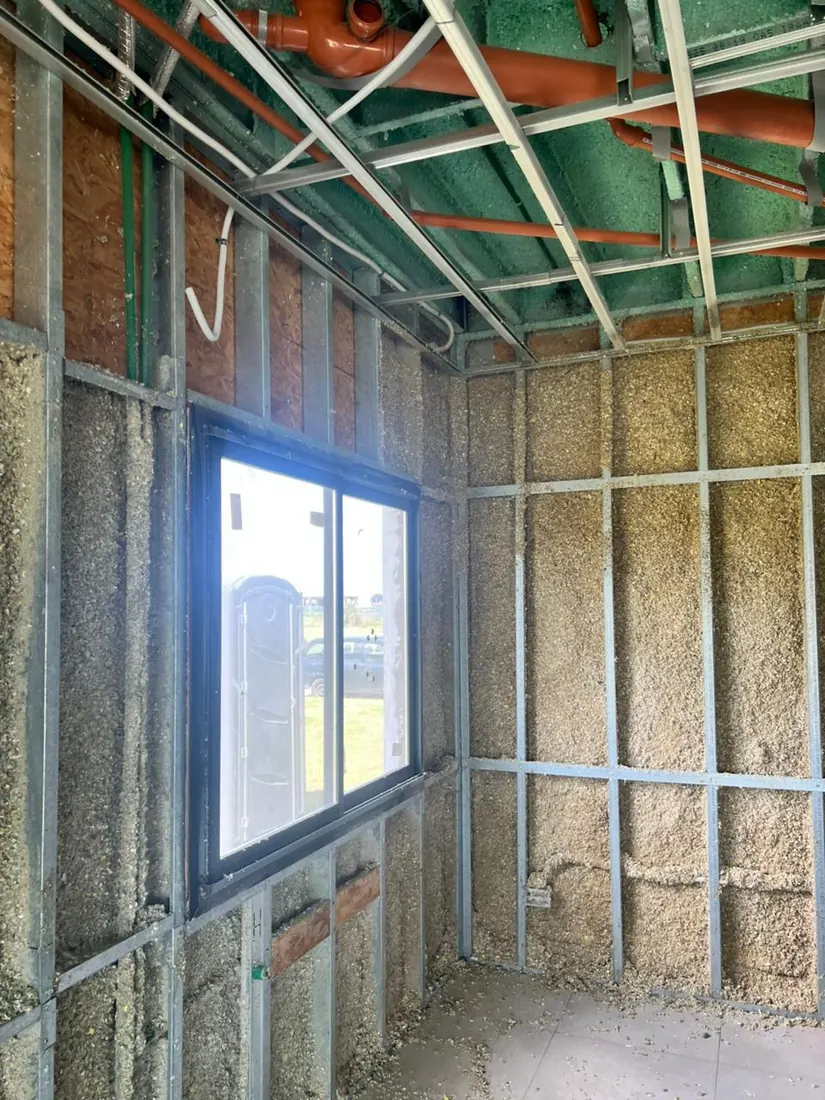 Celulosa vegetal proyectada en muro de vivienda steel frame