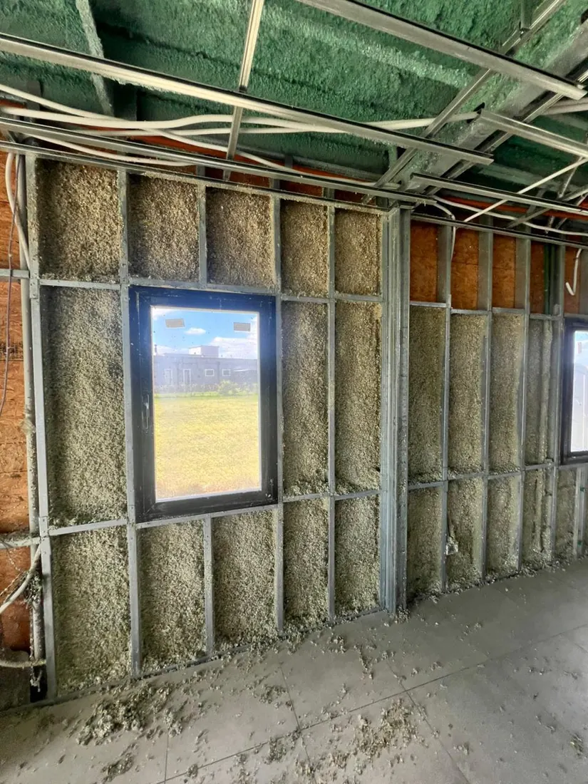Detalle de muro steel frame aislado con 5 cm de celulosa vegetal proyectada