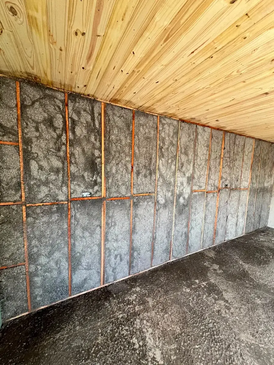 Tabique divisorio de vivienda prefabricada aislado con celulosa proyectada