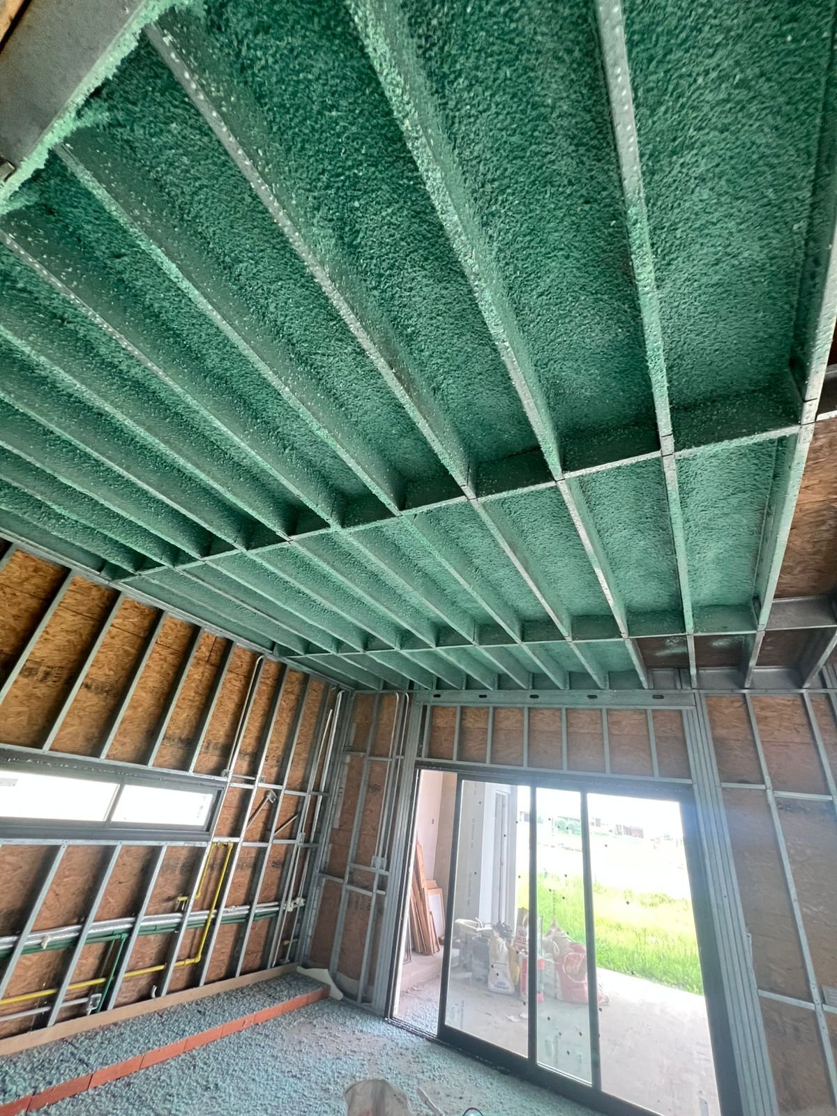 Celulosa proyectada en la estructura de cielorraso