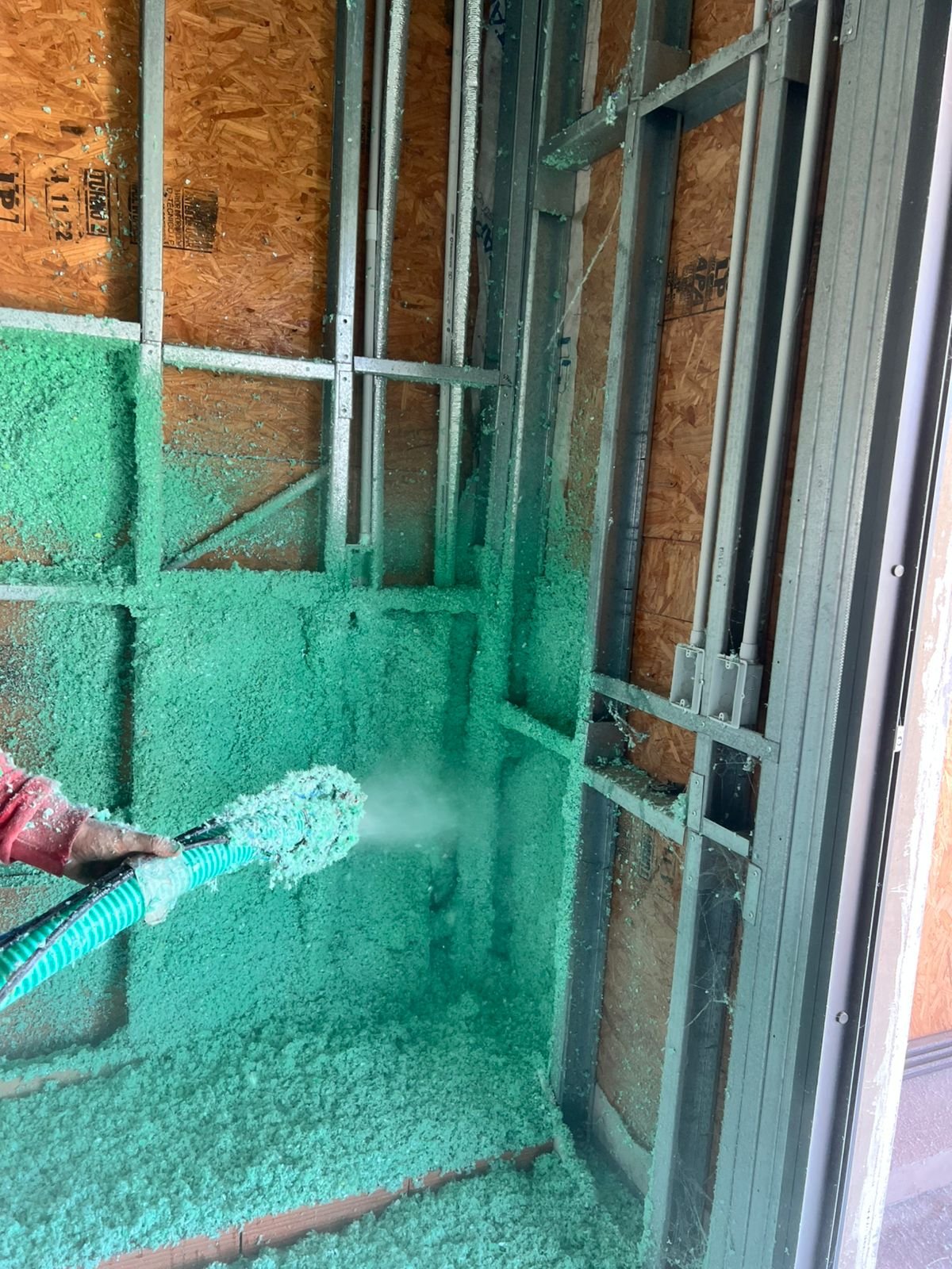 Proyección de celulosa en paredes de planta baja